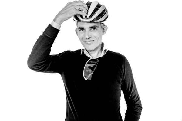 Marc Schram eigenaar, foto vooraanzicht glimlach, fietshelm op hoofd