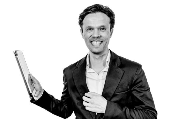 Pim Lahay commercieel directeur, foto vooraanzicht glimlach, Ipad in de hand