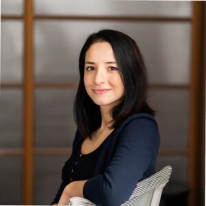 Emine Ozër, foto zijaanzicht lach op het gezicht