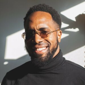 Raphaël Fraser, foto van de voorkant lachend.