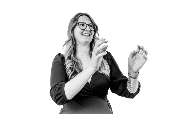 Yentl Poel Finance recruiter, kijkt opzij