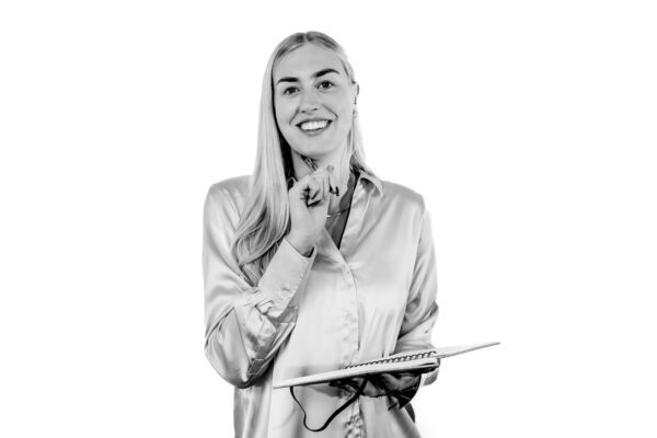 Carmen Beerendonk recruiter sales en marketing, foto vooraanzicht, oen en boekje in haar hand