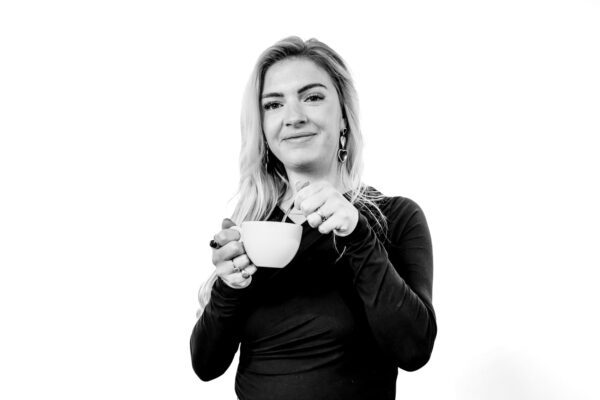 Josephine Spiekerman recruiter HRM, foto van voren lachend, kopje koffie in de hand