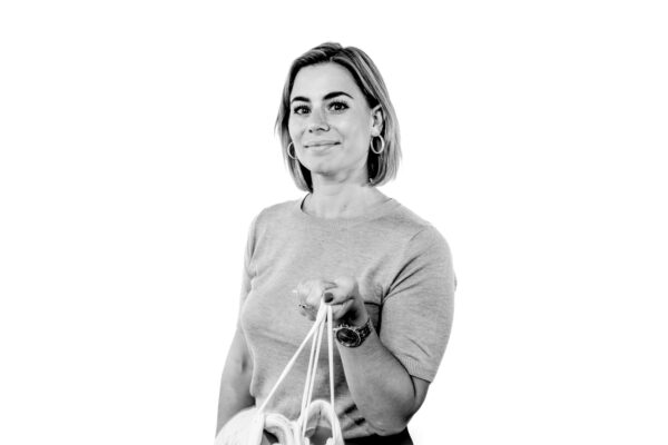 Adinda Breukelman recruiter sales en marketing, foto voorkant lachend, schoenen in de hand