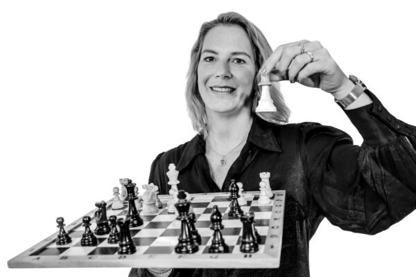 Karin Veldman finance manager, foto vooraanzicht schaakbord