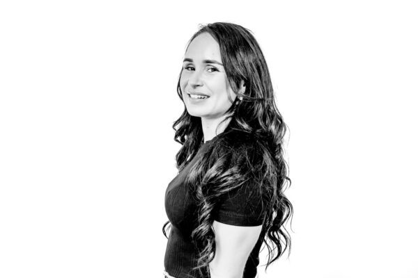 Samira Verheul recruiter finance, foto van de zijkant lachend naar de camera
