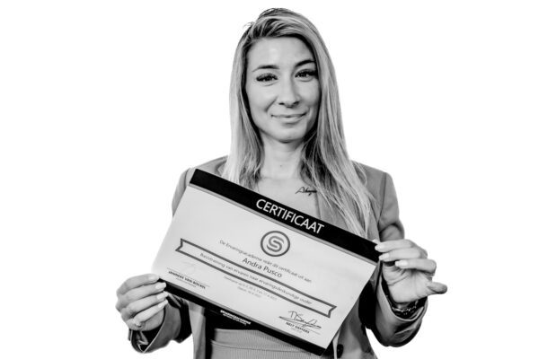 Andra Pusco business manager sales en marketing, certificaat in hand, foto vooraanzicht
