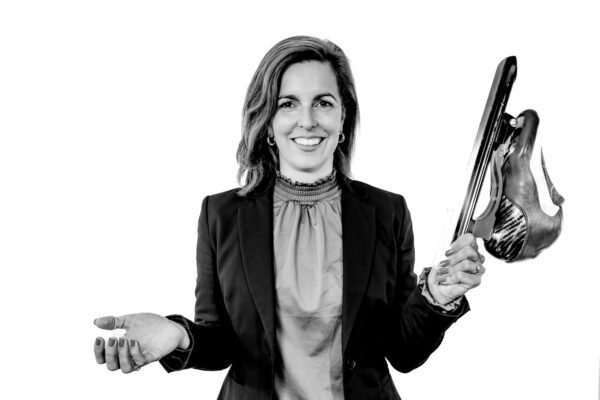 Marjolein Bos finance recruiter, schaats in hand, foto vooraanzicht lachend