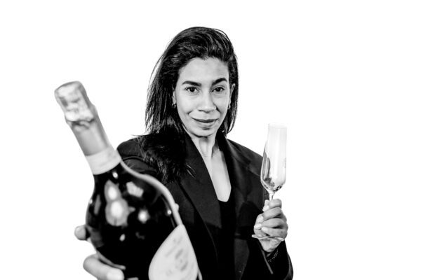 May El Salih recruiter finance, foto vooraanzicht lachend, wijnfles en glas in hand