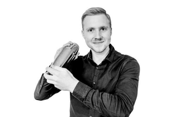 Medewerker sales en marketing Nick van Grol, cocktail shaker in de hand