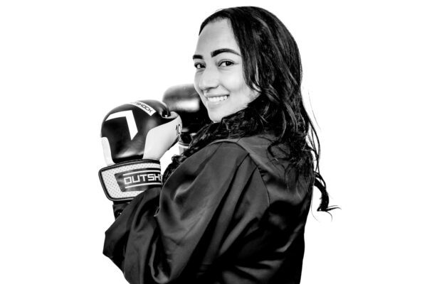 Sharon Zerp recruiter HRM, bokshandschoenen in de hand, foto van de voorkant lachend