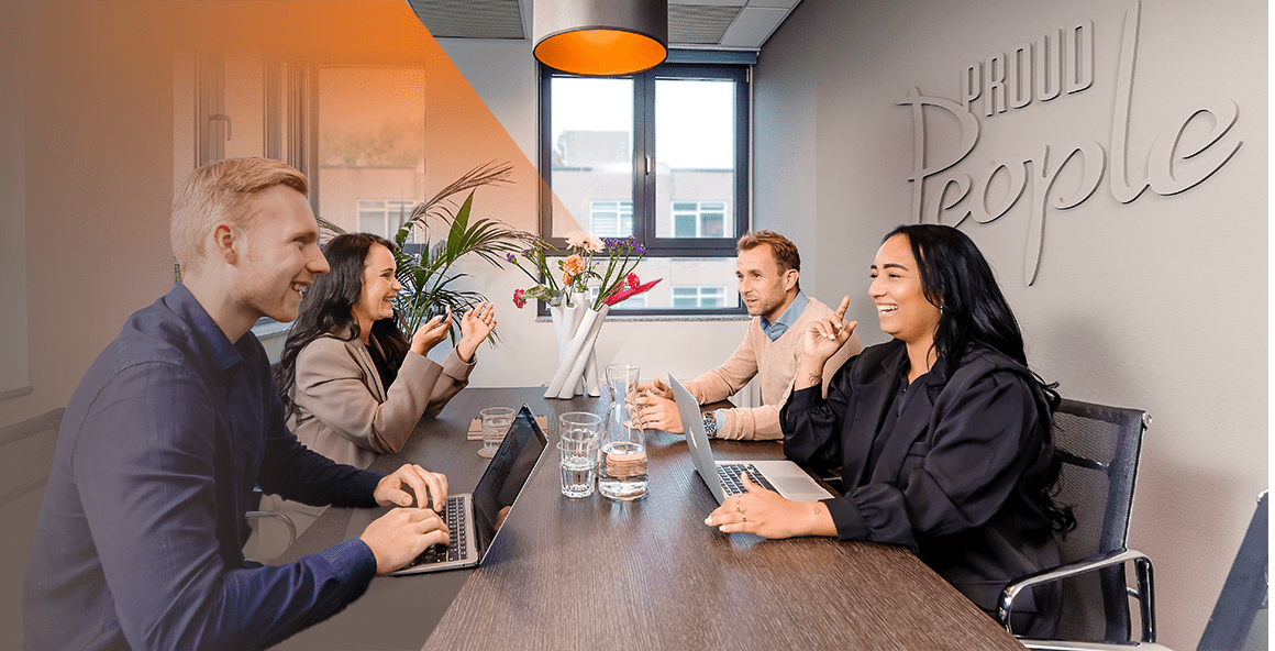 vier collega's in gesprek met elkaar