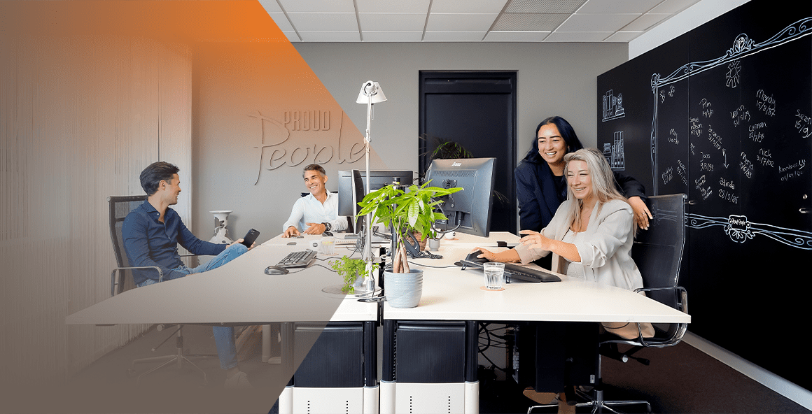 Vooraanzicht een dame wijst iets aan op laptop andere dame lacht ernaar, twee heren in gesprek met elkaar