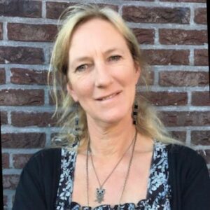 Linda kitsz, foto van de voorkant vrouw lachend